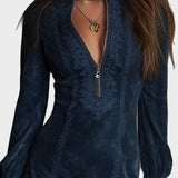 Jasmine – Mini Kleid in blauer Wildlederoptik mit Spitze